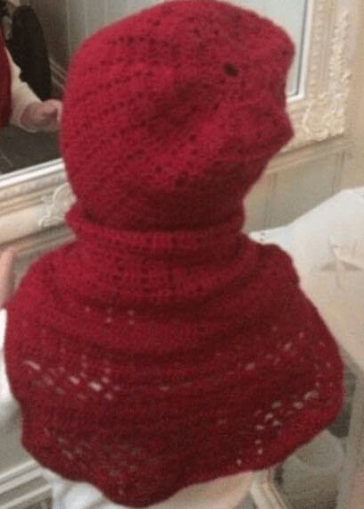 bilde-av-maja-med-rod-retro-hals