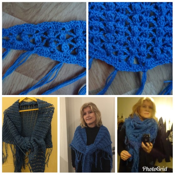 Kollasj blå trekantsjal